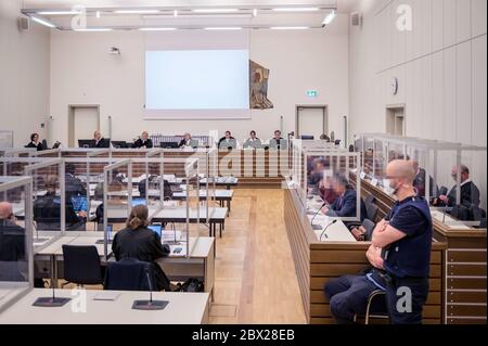 Coblenza, Germania. 04giugno 2020. Il giudice Anne Curber (M) si trova in una sala della corte regionale. In tribunale è stato proseguito un processo contro due sospetti membri del servizio segreto siriano su accuse di tortura. Si dice che gli uomini di 57 e 44 anni abbiano commesso crimini contro l'umanità, tra gli altri. Si dice che questo sia il primo processo criminale del mondo per presunte torture di Stato siriano. Credit: Thomas Lohnes/AFP/POOL/dpa/Alamy Live News Foto Stock