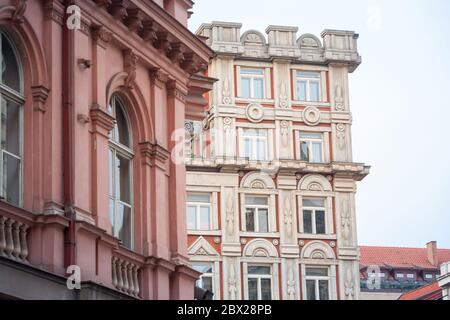 Tipica facciata austro-ungarico di un appartamento in stile barocco edificio residenziale in una strada della città vecchia, centro storico di Praga Repubblica Ceca, Foto Stock