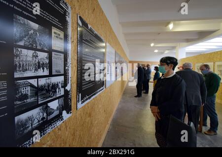 Terezin, Repubblica Ceca. 04giugno 2020. Documentario - mostra storica in occasione dell'ottantesimo anniversario della fondazione della prigione di polizia di Gestapo a Terezin (ex strutture repressive naziste) inizia a Terezin Memorial, Repubblica Ceca, 4 giugno 2020. Credit: Libor Zavoral/CTK Photo/Alamy Live News Foto Stock