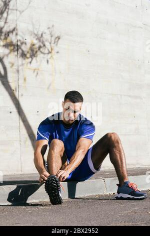 Lunghezza completa di scarpe da atleta afroamericana Foto Stock