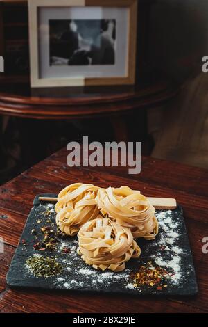 Deliziosa pasta fresca italiana, fettuccini con spezie. Foto Stock