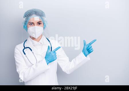 Foto di virologo doc signora dita dirette spazio vuoto consiglia di vaccinazione libera informazioni indossare camice respiratore maschera facciale protezione plastica Foto Stock