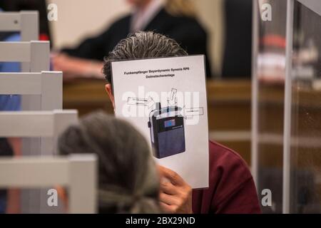 Coblenza, Germania. 04giugno 2020. Uno degli imputati viene portato in una sala del tribunale distrettuale. In tribunale è stato proseguito un processo contro due sospetti membri del servizio segreto siriano su accuse di tortura. Si dice che gli uomini di 57 e 44 anni abbiano commesso crimini contro l'umanità, tra gli altri. Si dice che questo sia il primo processo criminale del mondo per presunte torture di Stato siriano. Credit: Thomas Lohnes/AFP/POOL/dpa/Alamy Live News Foto Stock