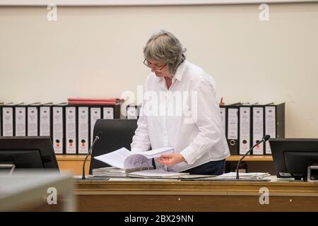 Coblenza, Germania. 04giugno 2020. Il giudice Anne Curber è in piedi in una sala del tribunale distrettuale. In tribunale è proseguito un processo contro due sospetti membri del servizio segreto siriano su accuse di tortura. Si dice che gli uomini di 57 e 44 anni abbiano commesso crimini contro l'umanità, tra l'altro. Si dice che questo sia il primo processo criminale del mondo per presunte torture di Stato siriano. Credit: Thomas Lohnes/AFP/POOL/dpa/Alamy Live News Foto Stock