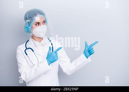 Foto di virologo doc signora diagnosi clinica dita dirette consiglia centro di vaccinazione indossare camice respiratore maschera facciale plastica protezione chirurgica Foto Stock