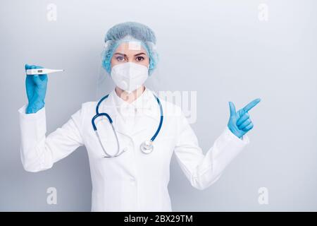 Foto di malattia virologo signora tenere termometro diretto lato dito consigliare fare la vaccinazione indossare camice respiratore maschera facciale protezione plastica Foto Stock