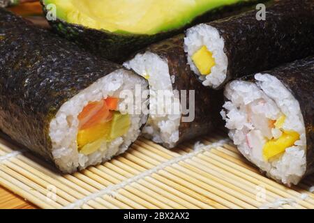 La fine del sushi. Panini al sushi prima del taglio. Foto Stock