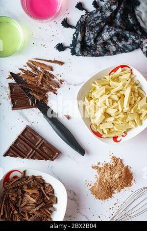 Ancora vita di cioccolato bianco e nero con liquori e crema. Produzione di tartufi di cioccolato. Concetto gastronomico Foto Stock
