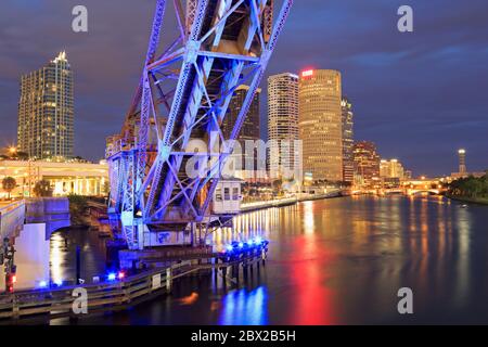 Ponte di Cass Street e CSX sul fiume Hillsborough, Tampa, Florida, USA, Nord America Foto Stock
