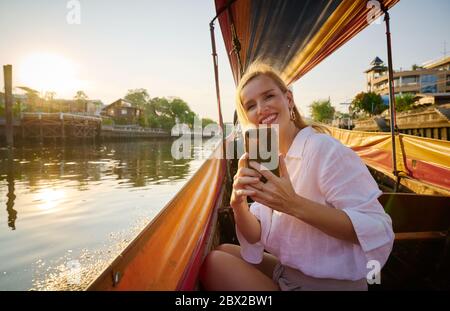 Una donna che visita da una lunga barca a coda a Bangkok Foto Stock