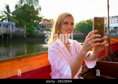 Una donna che visita da una lunga barca a coda a Bangkok Foto Stock