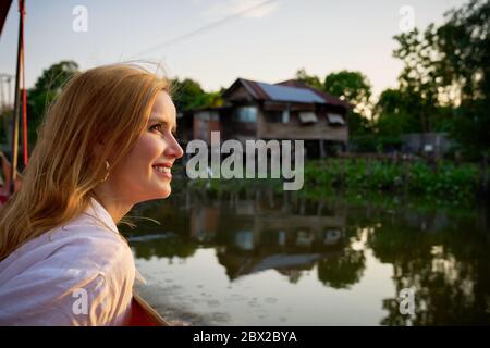 Una donna che visita da una lunga barca a coda a Bangkok Foto Stock