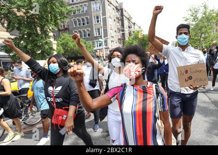 New York, Stati Uniti. 04giugno 2020. Manifestanti durante un atto in memoria di George Floyd nel quartiere di Harlem sull'isola di Manhattan a New York City negli Stati Uniti questo Giovedi, 04. Le proteste in tutto il paese sono state motivate dopo la morte di George Floyd il 25 maggio, dopo essere stato asfissiato per 8 minuti e 46 secondi dal poliziotto bianco Derek Chauvin a Minneapolis, Minnesota. Credit: Brazil Photo Press/Alamy Live News Foto Stock