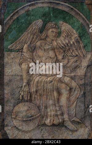 Un angelo pensivo sembra profondamente in pensiero mentre è seduta, testa sulla mano sinistra, sulla facciata verde sgraffito dell'antica casa borghese a Zaccaria di Piazza Hradec, Telč, regione di Vysočina, Moravia meridionale; Cechia o Repubblica Ceca. Angel tra i numerosi rari disegni CE degli anni '1500 scoperti sulle pareti nel 1952. La piazza presenta edifici medievali e rinascimentali ben restaurati e la città gode dello status di patrimonio dell'umanità dell'UNESCO. Foto Stock