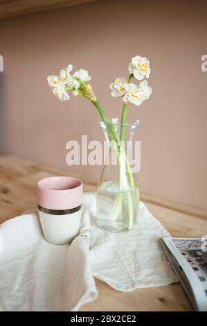 Primo piano con narciso bianco, tazza di tè, asciugamano di lino. Foto Stock