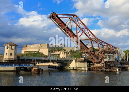 Ponte di Cass Street e CSX sul fiume Hillsborough, Tampa, Florida, USA, Nord America Foto Stock