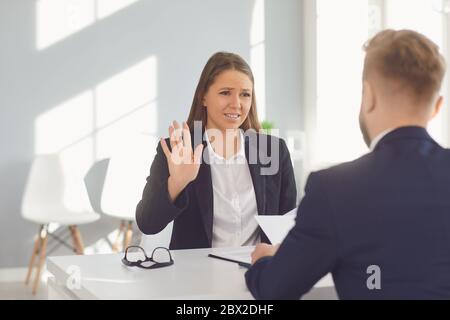 Persone aziendali che discutono di documenti in ufficio Foto Stock