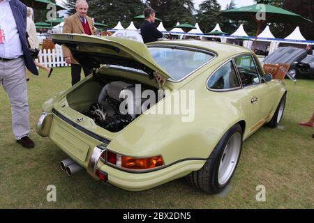 Salon Privé celebra il suo decimo anniversario nel 2015 con l'annuncio di oggi che si sta trasferendo al magnifico Palazzo Blenheim, sottolineando ulteriormente la sua posizione come il più prestigioso evento automobilistico del Regno Unito. Sulla base dei risultati di un decennio notevole, che comprende la creazione del suo Concours d’Elégance come uno dei 3 eventi più prestigiosi di auto classiche del mondo, il trasferimento a Blenheim Palace offre un luogo di destinazione perfettamente allineato al fascino e alla reputazione del Salon Privé. Salon Privé continuerà a mantenere la sua consolidata linea dati all'inizio di settembre . Foto Stock