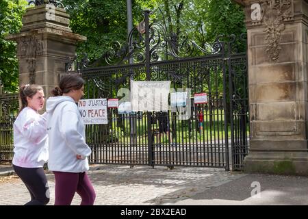 Glasgow, Scozia, Regno Unito. 4 Giugno 2020. Un cartello posto sulle porte d'ingresso del Queen's Park che dice che sognavo ho visto George Floyd Last Night, da Glasgow con Amore. George Floyd morì in custodia di polizia il 25 maggio a Minneapolis, Minnesota, USA. Credit: Notizie dal vivo SKULLY/Alamy Foto Stock