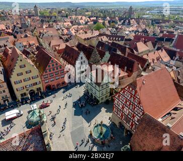 Una vista dall'alto degli edifici tradizionali sulla Piazza del mercato di Rothenburg ob der Tauber, Germania Foto Stock
