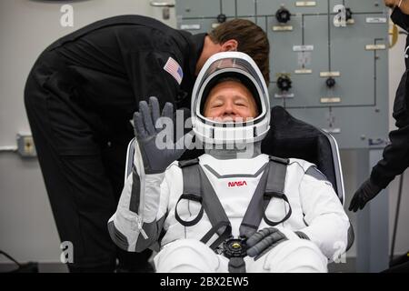 L'astronauta della NASA Douglas Hurley sorride come si addice nel suo spaceX, nella sala pronta della Neil Armstrong Operations and Checkout Building al Kennedy Space Center 30 maggio 2020 Cape Canaveral, in Florida. Gli astronauti Behnken e Hurley faranno un secondo tentativo di lancio nel primo lancio commerciale che porterà gli astronauti alla Stazione spaziale Internazionale. Foto Stock