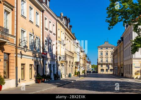 Varsavia, Mazovia / Polonia - 2020/05/10: Case in affito colorate e rinnovate dello storico quartiere di New Town - Nowe Miasto - lungo via Freta Foto Stock