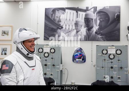 L'astronauta della NASA Robert Behnken sorride come si addice nel suo spaceX, nella sala pronta della Neil Armstrong Operations and Checkout Building al Kennedy Space Center 30 maggio 2020 Cape Canaveral, in Florida. Gli astronauti Behnken e Hurley faranno un secondo tentativo di lancio nel primo lancio commerciale che porterà gli astronauti alla Stazione spaziale Internazionale. Foto Stock