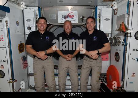 Spedizione NASA 63 astronauti, da sinistra a destra, Bob Behnken, Doug Hurley e Chris Cassidypose insieme a bordo della Stazione spaziale Internazionale 2 giugno 2020 a Earth Orbit. Foto Stock