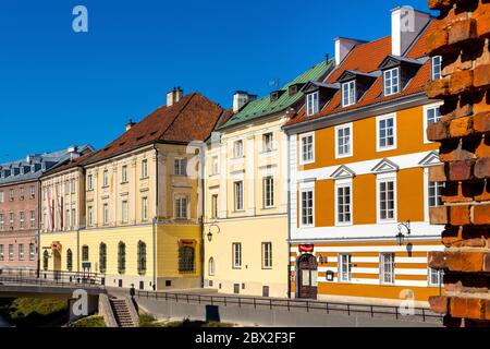 Varsavia, Mazovia / Polonia - 2020/05/10: Case colorate rinnovate di affito storico quartiere di New Town - Nowe Miasto - lungo via Podwale Foto Stock