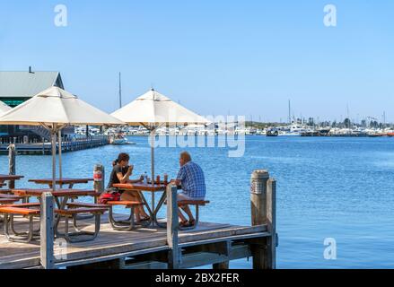 Coppia seduto in un caffè / ristorante sul lungomare (Cicerello), Fremantle Jetty, Fishing Boat Harbour, Fremantle, Australia Occidentale, Australia Foto Stock