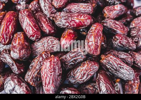 Primo piano di molte datteri essiccati - un mercato mediterraneo tradizionale - prodotti naturali selezionati di alta qualità - fuoco selettivo Foto Stock