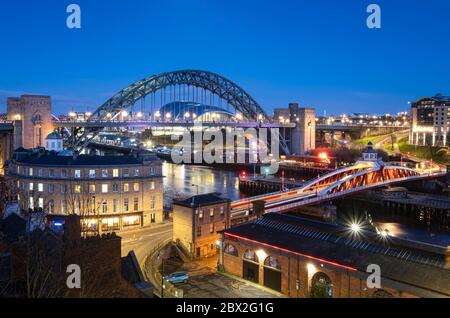 Newcastle Swing Bridge, Tyne Bridge e River Tyne di notte, Newcastle upon Tyne, Tyne & Wear England, Regno Unito Foto Stock