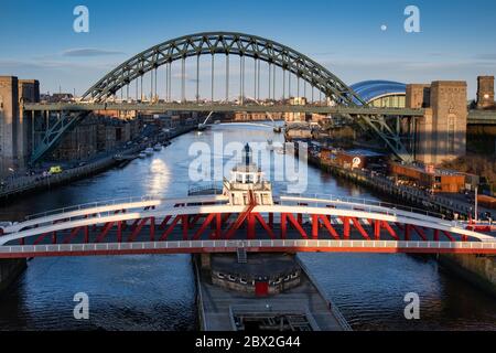 Newcastle Swing Bridge, Tyne Bridge e River Tyne, Newcastle upon Tyne, Tyne & Wear England, Regno Unito Foto Stock