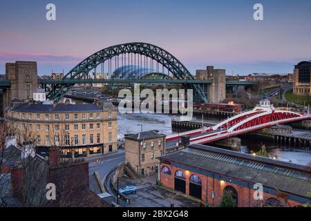 Newcastle Swing Bridge, Tyne Bridge e River Tyne, Newcastle upon Tyne, Tyne & Wear England, Regno Unito Foto Stock
