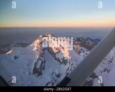 Svizzerane incredibili montagne coperte di neve visto da un piccolo aereo Foto Stock