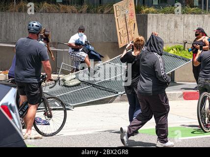 Santa Monica, California, Stati Uniti. 31 maggio 2020. I saccheggiatori corrono con merci rubate da un negozio a Santa Monica. I manifestanti si sono riuniti a San Monica per l'uccisione della polizia per George Floyd, mentre la polizia cerca di smettere di saccheggiare i saccheggi nella zona. I rioter e i saccheggiatori hanno attraversato le strade di Santa Monica distruggendo così tanti negozi di famiglia e mamma e pop che compongono la comunità. Credit: Jason Ryan/ZUMA Wire/Alamy Live News Foto Stock