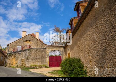 Limeuil, nella regione Dordogne-Périgord in Aquitaine, Francia. Borgo medievale con le case tipiche arroccato su una collina che si affaccia sulla confluenza di Foto Stock