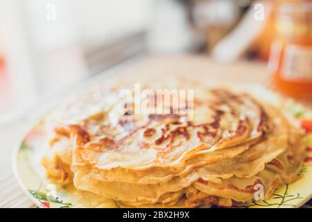 Le frittelle sottili con latte sono la versione inglese di tradizionali frittelle russe lussureggianti cotte con lievito - in Europa frittelle hanno l'aspetto di sottili Foto Stock