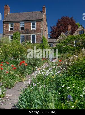 Vista diurna estiva dei Giardini Crook Hall, Durham City, County Durham, Inghilterra, Regno Unito Foto Stock