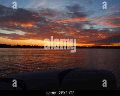 Bene contro male – nuvole tempesta contro nuvole al tramonto Foto Stock