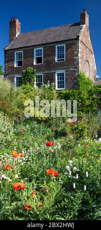 Vista diurna estiva dei Giardini Crook Hall, Durham City, County Durham, Inghilterra, Regno Unito Foto Stock