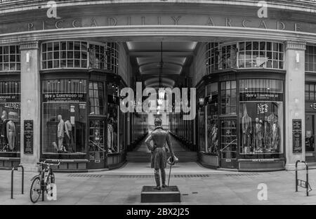 La statua di George Bryan 'Beau' Brummell, un arbitro della moda in Regency England all'ingresso della Piccadilly Arcade a Mayfair. Foto Stock