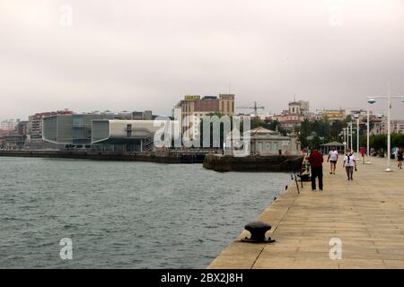 Centro artistico Botin Center a Santander con gru portuale grigia di fronte alla Cantabria Spagna Foto Stock