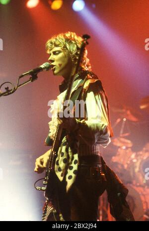 Adam e le Ants si esibiscono a Birmingham intorno al 1984: Gary Tibbs Foto Stock