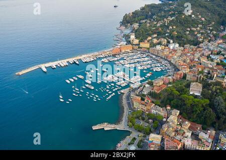 Vista panoramica di un porto in Liguria, Santa Margherita Ligure, Italia. Case colorate in riva al mare Foto Stock