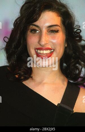 Il 20-anno-vecchio brit-nominee Amy Winehouse eseguendo un insieme acustico a HMV recordshop in Londra 15 Gennaio 2004 Foto Stock