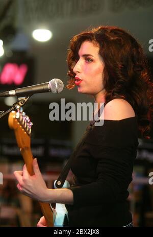 Il 20-anno-vecchio brit-nominee Amy Winehouse eseguendo un insieme acustico a HMV recordshop in Londra 15 Gennaio 2004 Foto Stock