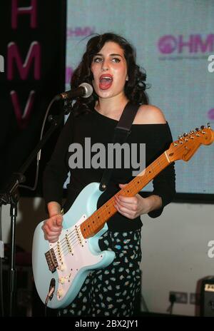 Il 20-anno-vecchio brit-nominee Amy Winehouse eseguendo un insieme acustico a HMV recordshop in Londra 15 Gennaio 2004 Foto Stock