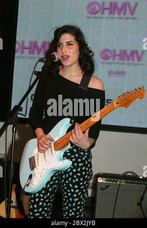 Il 20-anno-vecchio brit-nominee Amy Winehouse eseguendo un insieme acustico a HMV recordshop in Londra 15 Gennaio 2004 Foto Stock