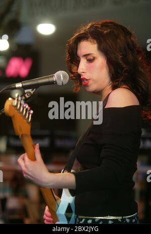 Il 20-anno-vecchio brit-nominee Amy Winehouse eseguendo un insieme acustico a HMV recordshop in Londra 15 Gennaio 2004 Foto Stock